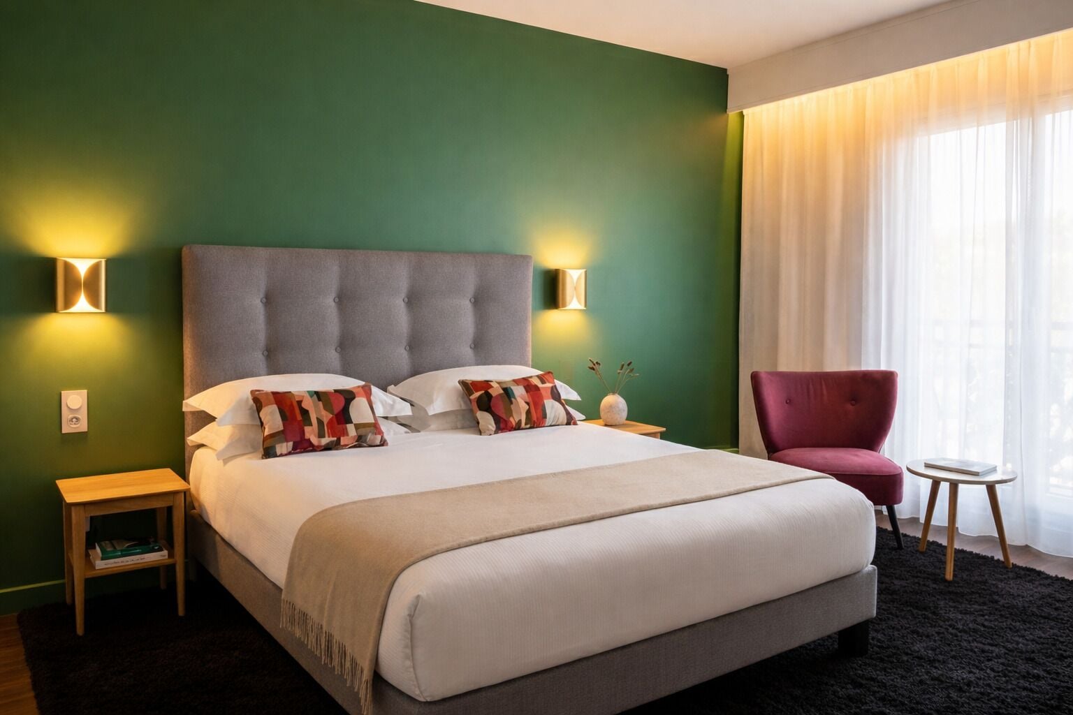 Habitació doble Comfort, 1 llit de matrimoni, balcó | Roba de llit d'alta qualitat i decoració individual 
