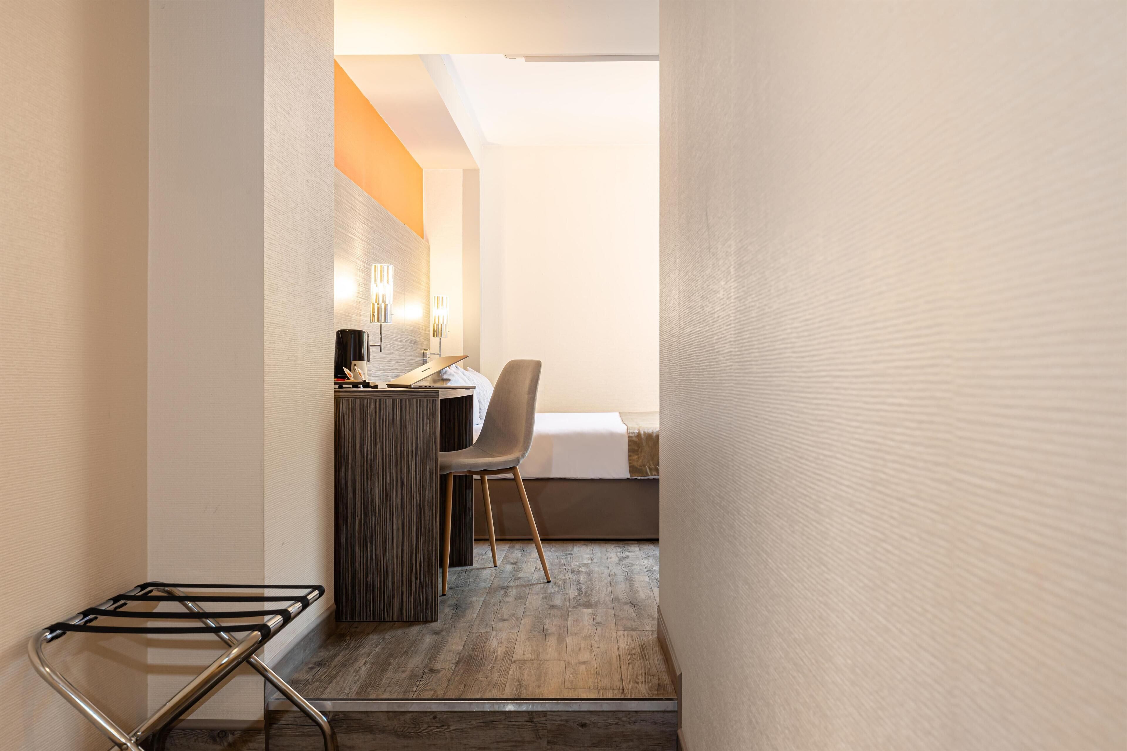 Quarto standard, 1 cama Queen, para não fumantes | Cofres nos quartos, escrivaninha, cortinas blackout