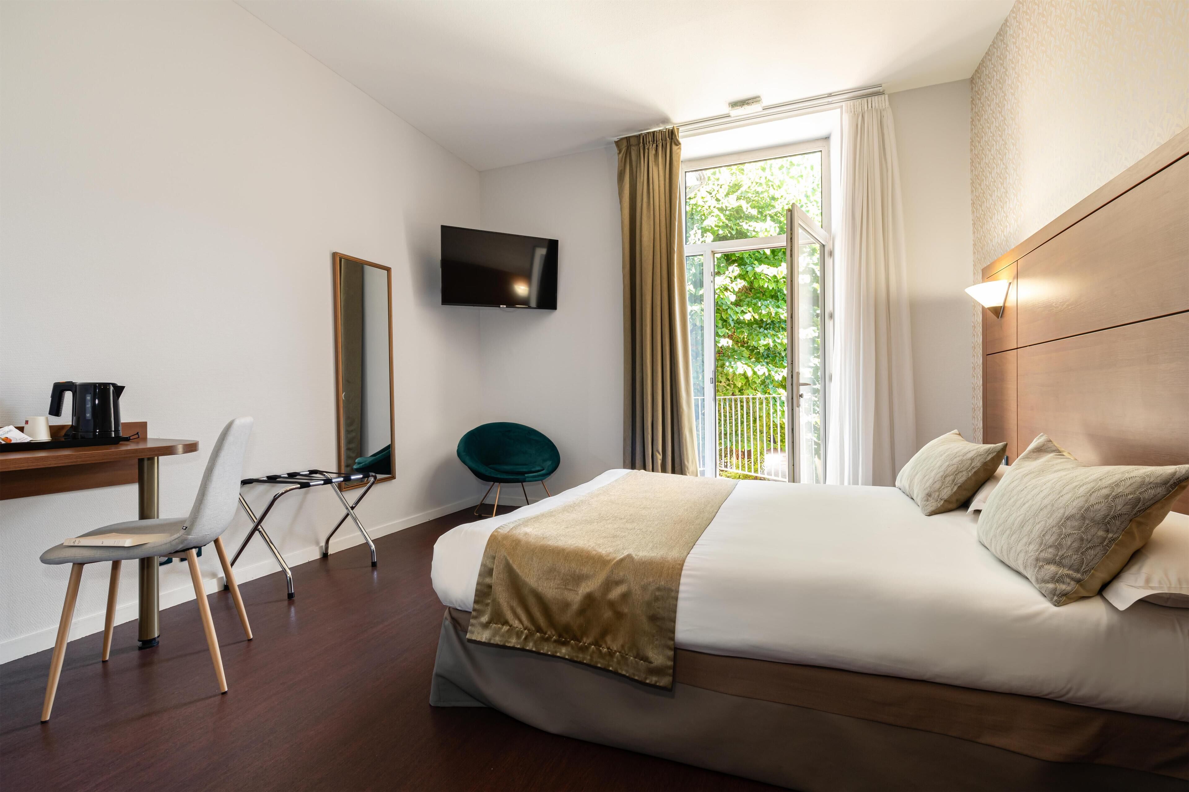 Quarto conforto, 1 cama King, para não fumantes, vista para o jardim | Cofres nos quartos, escrivaninha, cortinas blackout