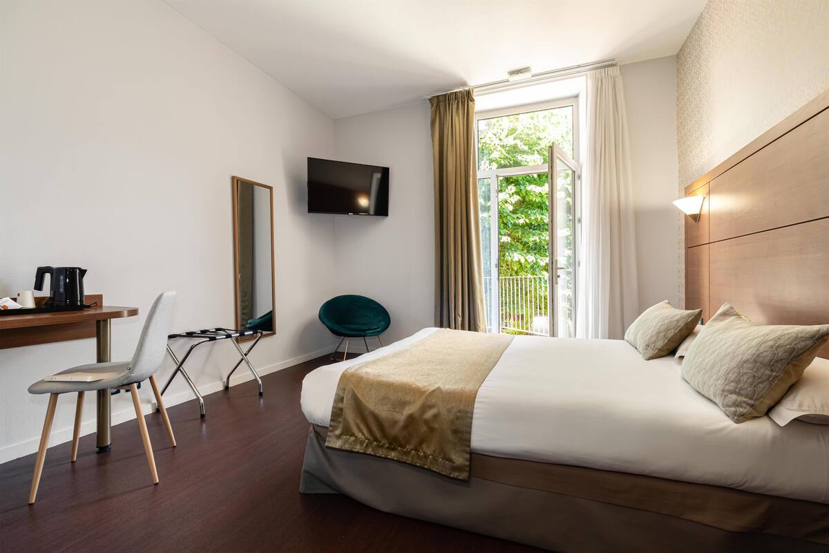 Quarto conforto, 1 cama King, para não fumantes, vista para o jardim | Cofres nos quartos, escrivaninha, cortinas blackout