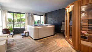 Sauna, hot tub