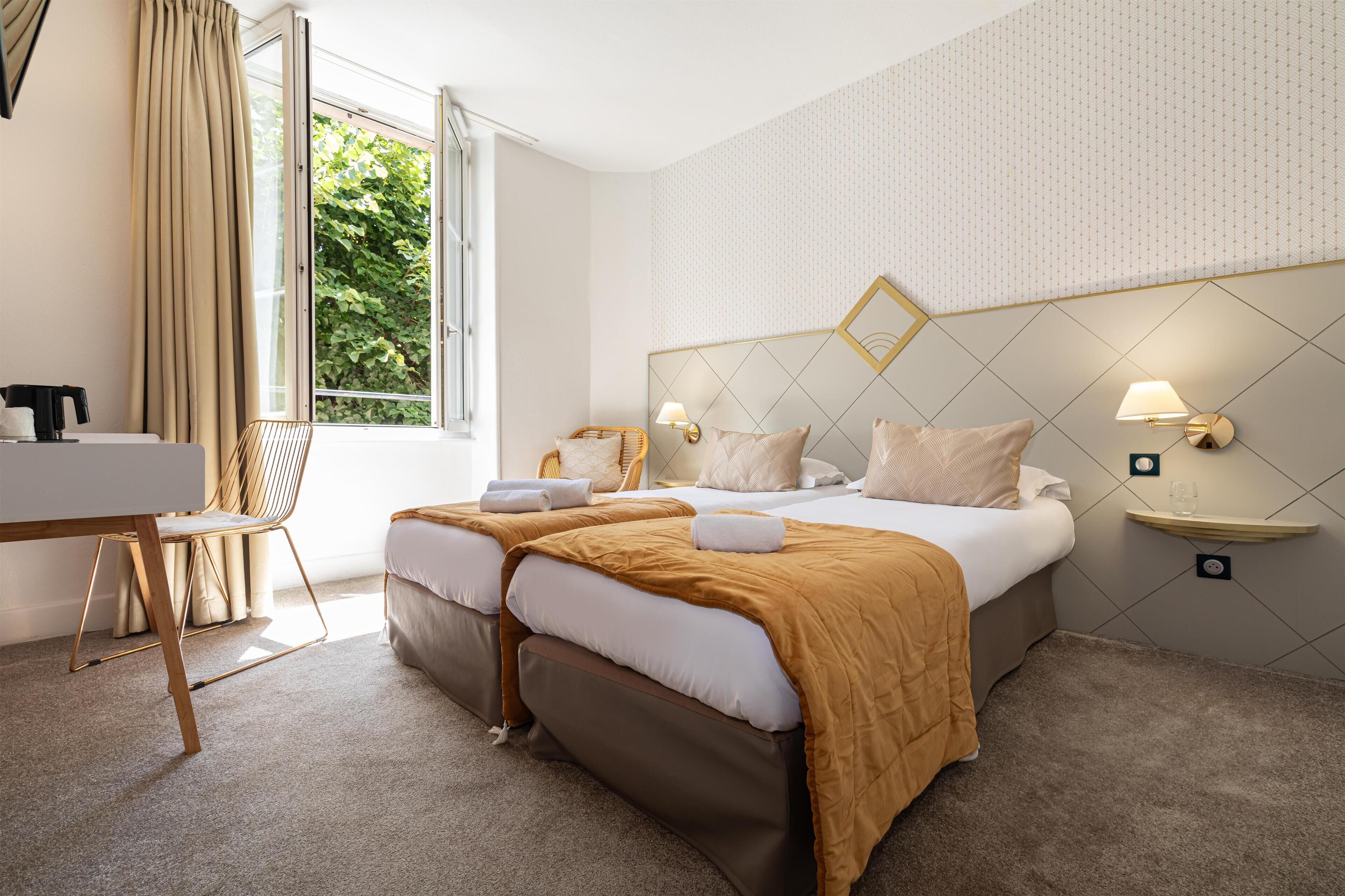 Quarto standard, 2 camas de solteiro, para não fumantes | Cofres nos quartos, escrivaninha, cortinas blackout