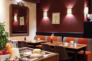 Colazione a buffet, servita tutte le mattine (13 EUR a persona) 