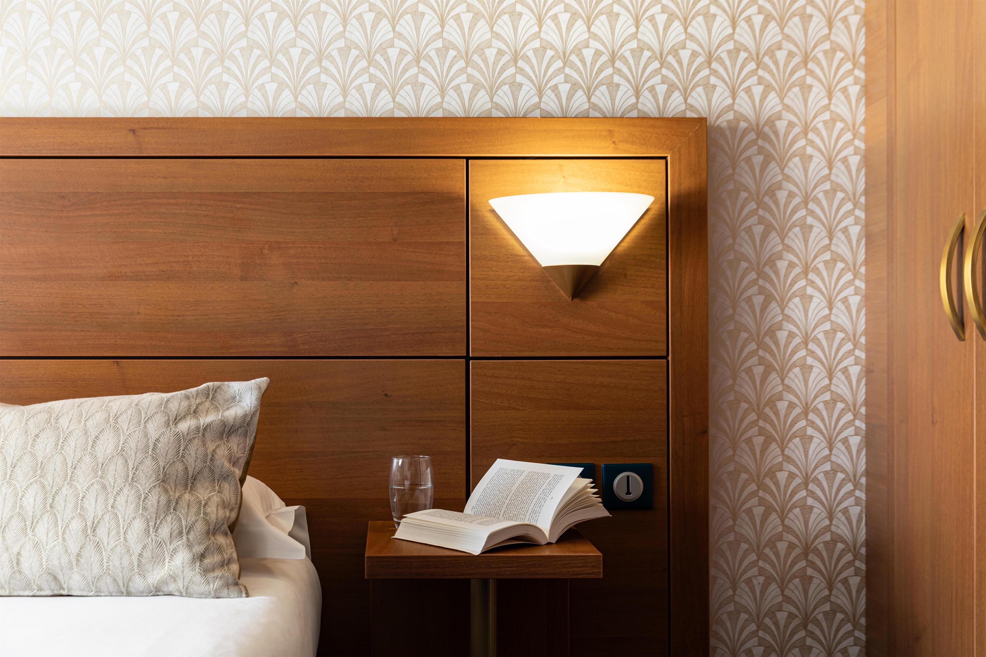 Cofres nos quartos, escrivaninha, cortinas blackout