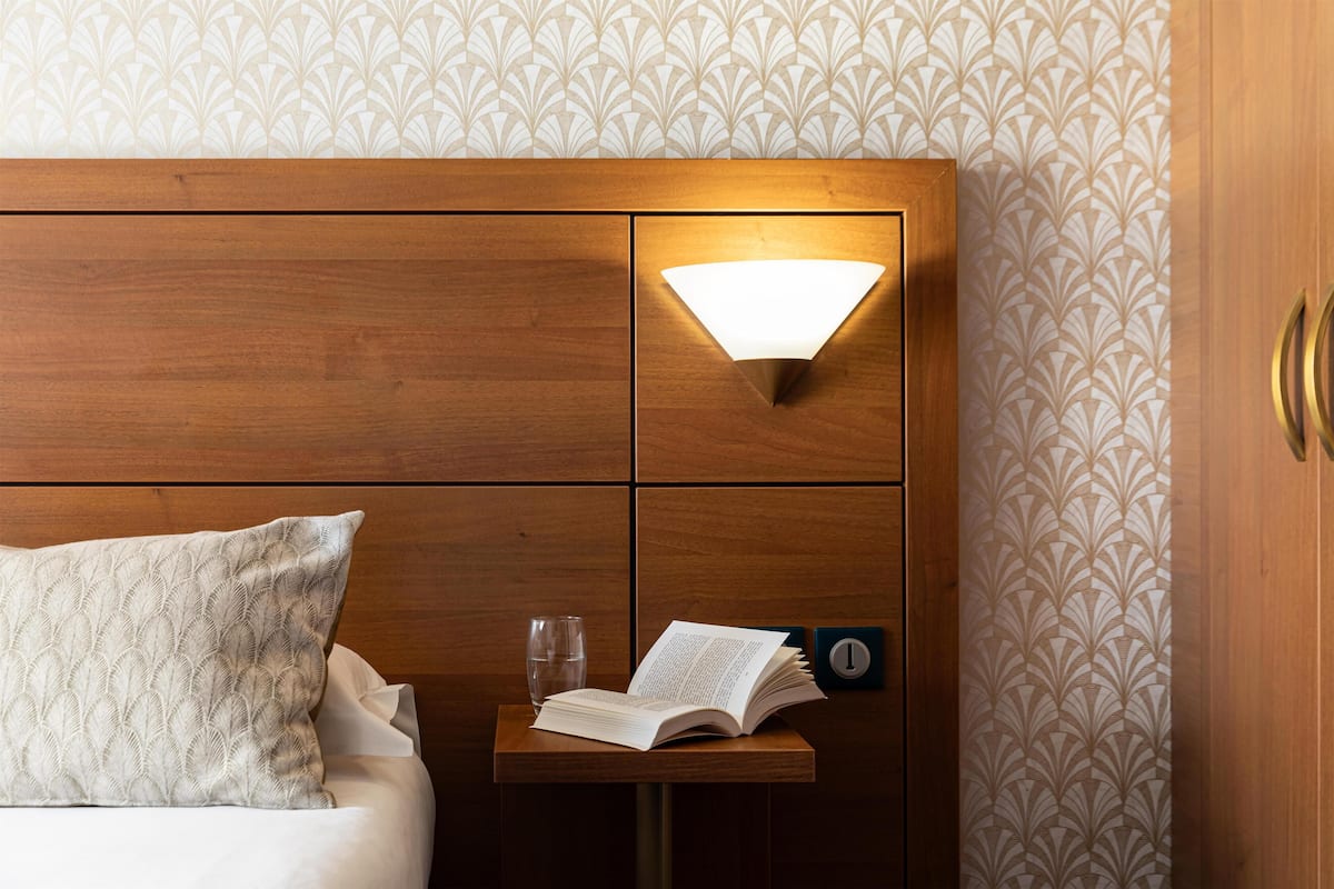 Caixa forta a l'habitació, escriptori i cortines opaques 