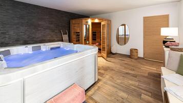 Sauna, hot tub