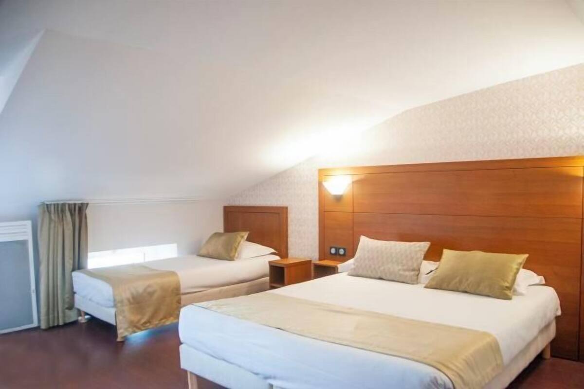 Caixa forta a l'habitació, escriptori i cortines opaques 