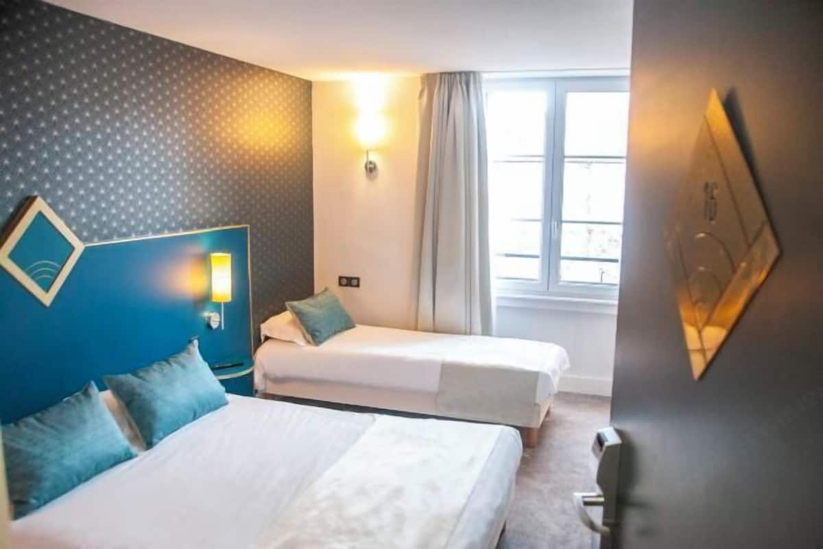 Caixa forta a l'habitació, escriptori i cortines opaques 