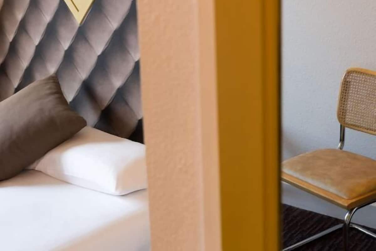Caixa forta a l'habitació, escriptori i cortines opaques 