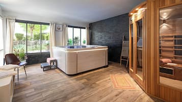 Een sauna, een bubbelbad