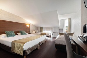 Camera familiare (for 4) | Una cassaforte in camera, una scrivania, tende oscuranti