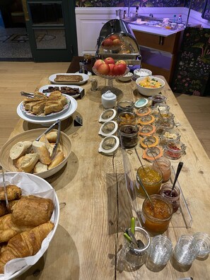 Frokostbuffé hver dag (mot et tillegg)