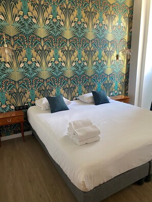Family Room, Non Smoking | 1 bedroom, desk, laptop workspace, blackout drapes - Grand Hotel de la Poste (Vienne)