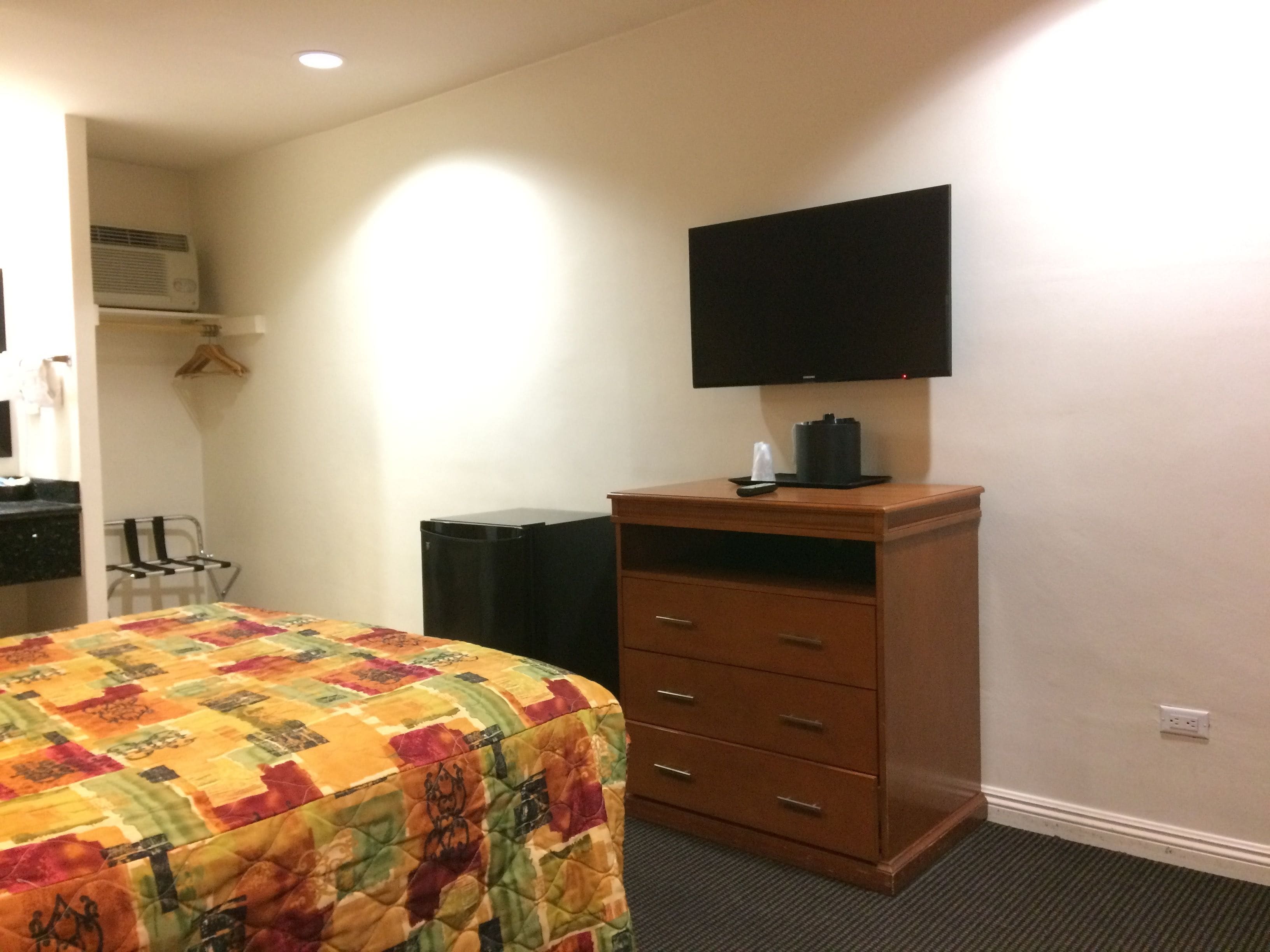 standard room, 1 queen bed | television