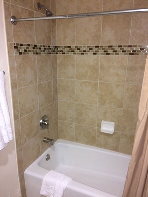 Habitación estándar, 2 camas Queen size | Baño | Amenidades de baño gratuitas, secadora de cabello, toallas, jabón