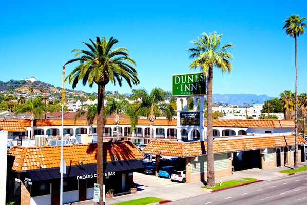 A Dunes Inn with a restaurant lounge, parking, and a view of the surrounding area.