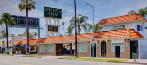 A Dunes Inn Sunset with a cafe, bar, and restaurant lounge.