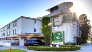 Front of property - evening/night - Dunes Inn - Wilshire (Los Angeles)
