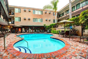 Outdoor pool - Dunes Inn - Wilshire (Los Angeles)