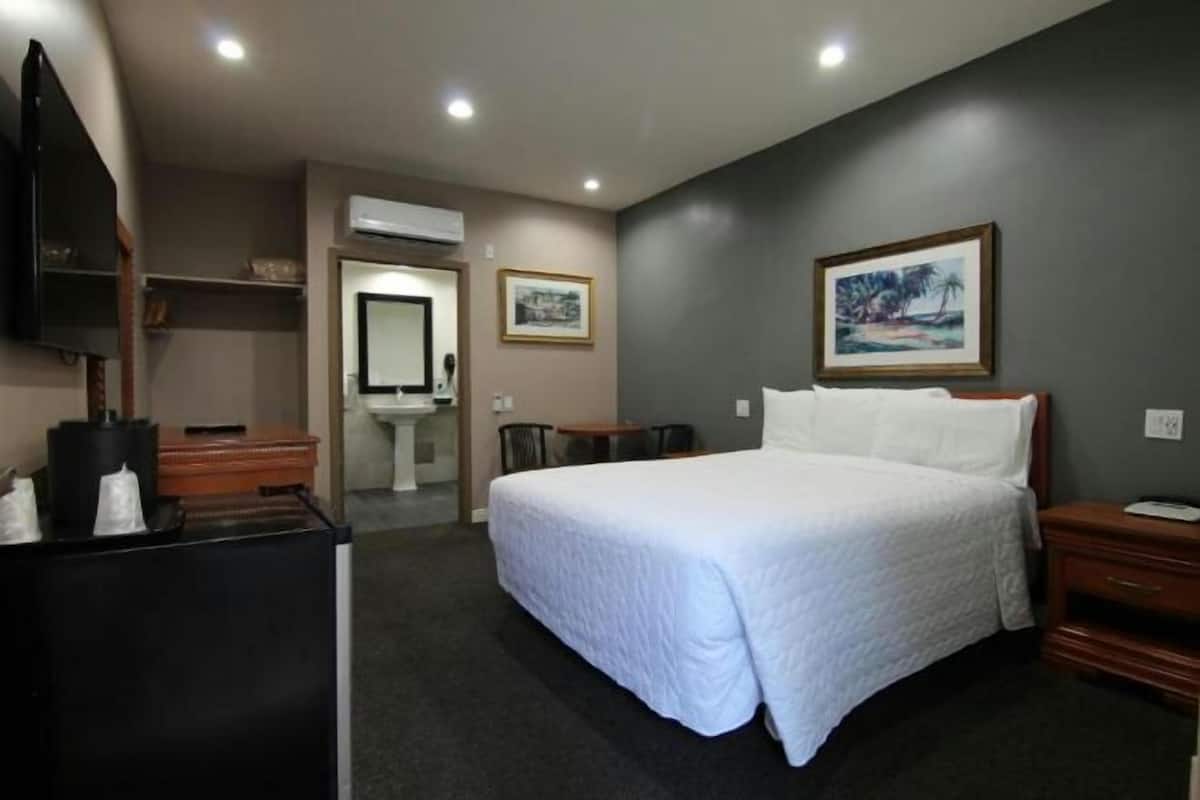 Iron/ironing board, WiFi (free), bed sheets