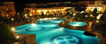 3 εξωτερικές πισίνες