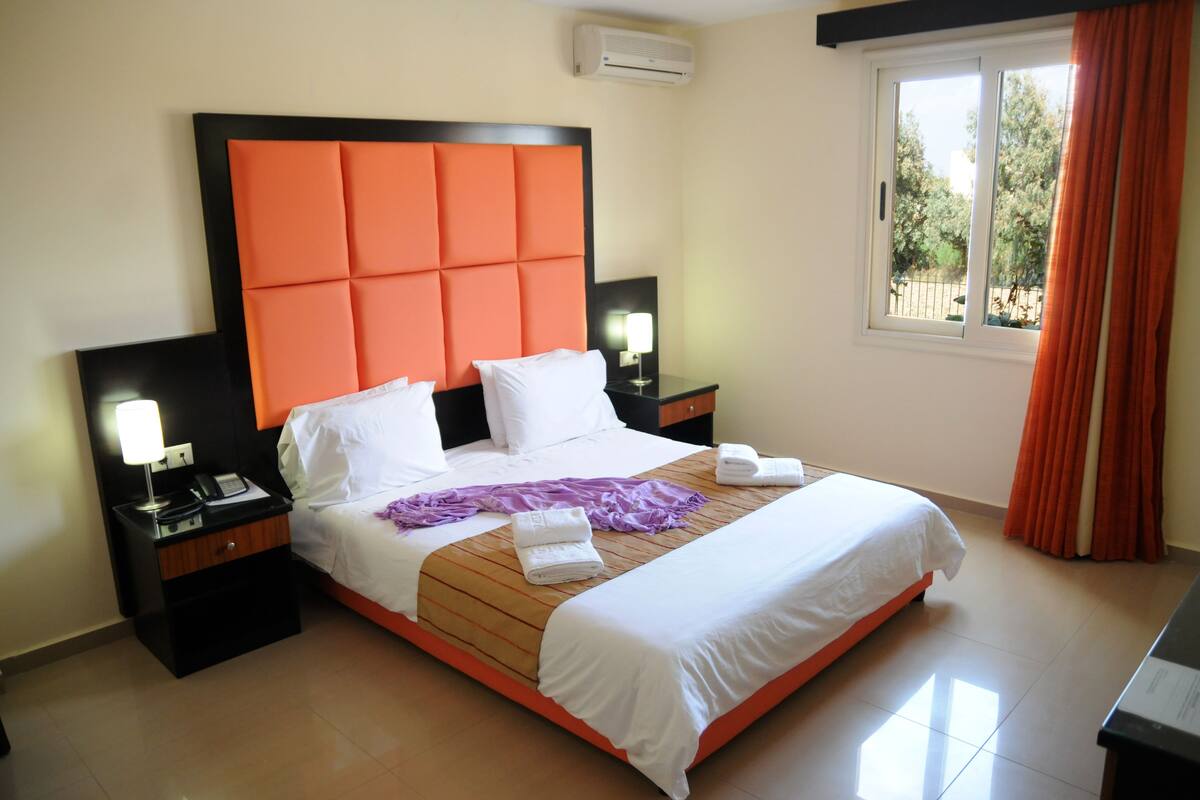 Premium bedding, WiFi (free)