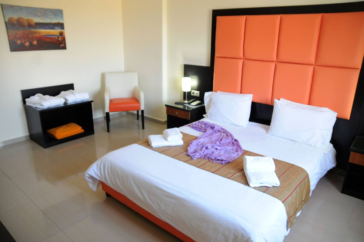 Premium bedding, WiFi (free)