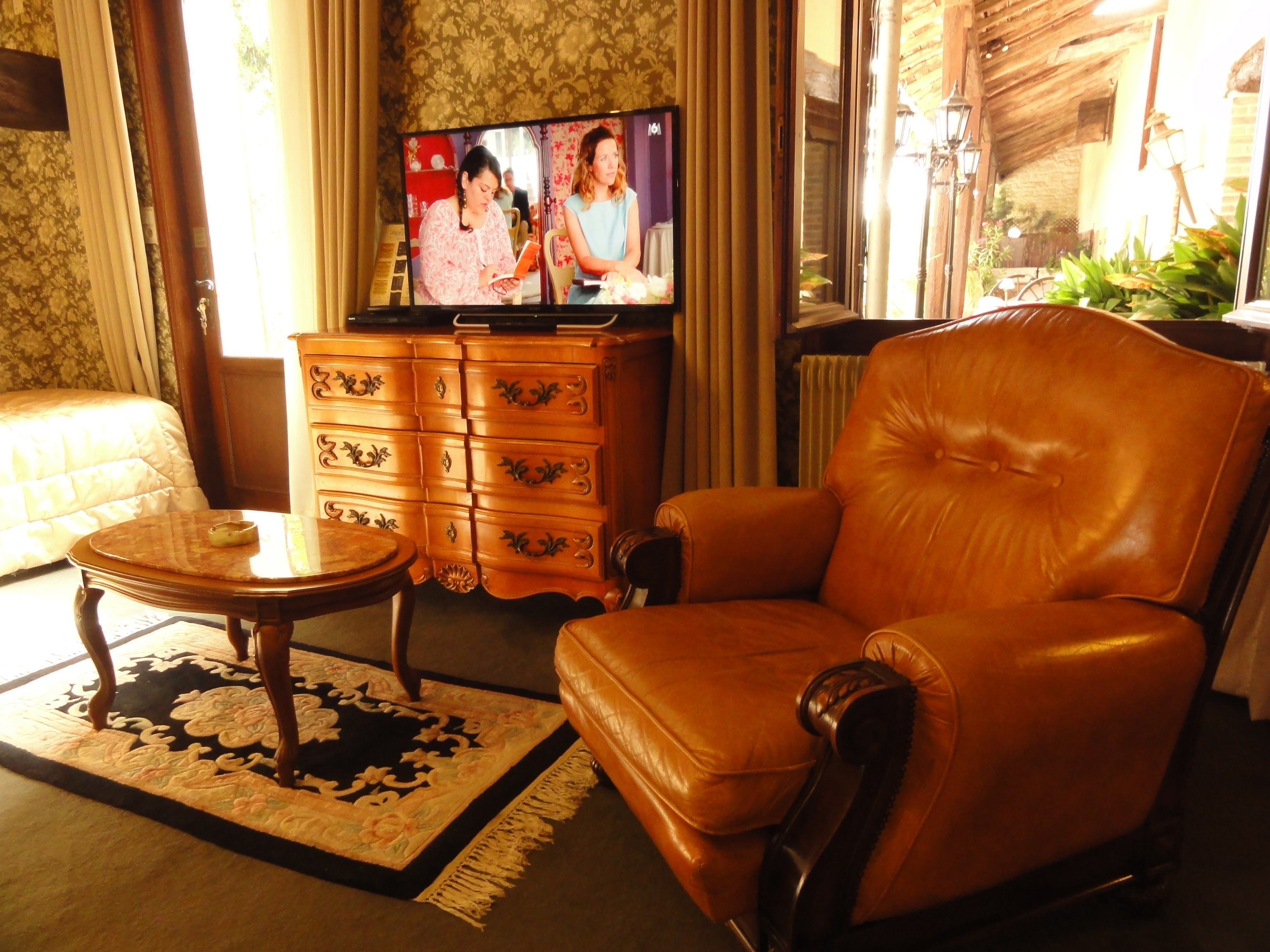 chambre deluxe avec 1 lit double extra-long côté jardin | view from room