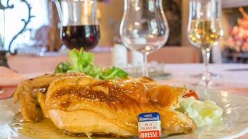 Se sirven cenas y cocina regional