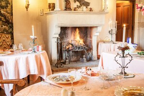 Dinner served, Regional cuisine - Hostellerie Sarrasine (Replonges)