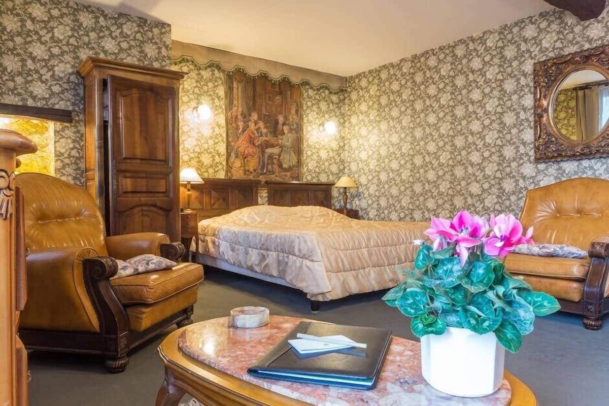 Chambre deluxe avec 1 lit double extra-long côté jardin | Artículos del minibar gratis y caja de seguridad en la habitación