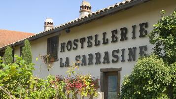 Un edificio con el letrero "HOSTELLERIE LA SARRASINE".