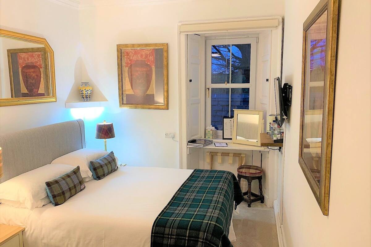 Standard Double Room, 1 Double Bed | Select Comfort beds, desk, iron/ironing board (on request), WiFi (free)