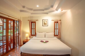 Deluxe Double Room | Katil Select Comfort, peti besi dalam bilik, meja 