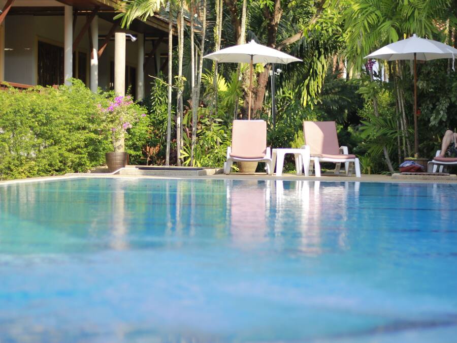 Piscine extérieure, parasols de plage, chaises longues