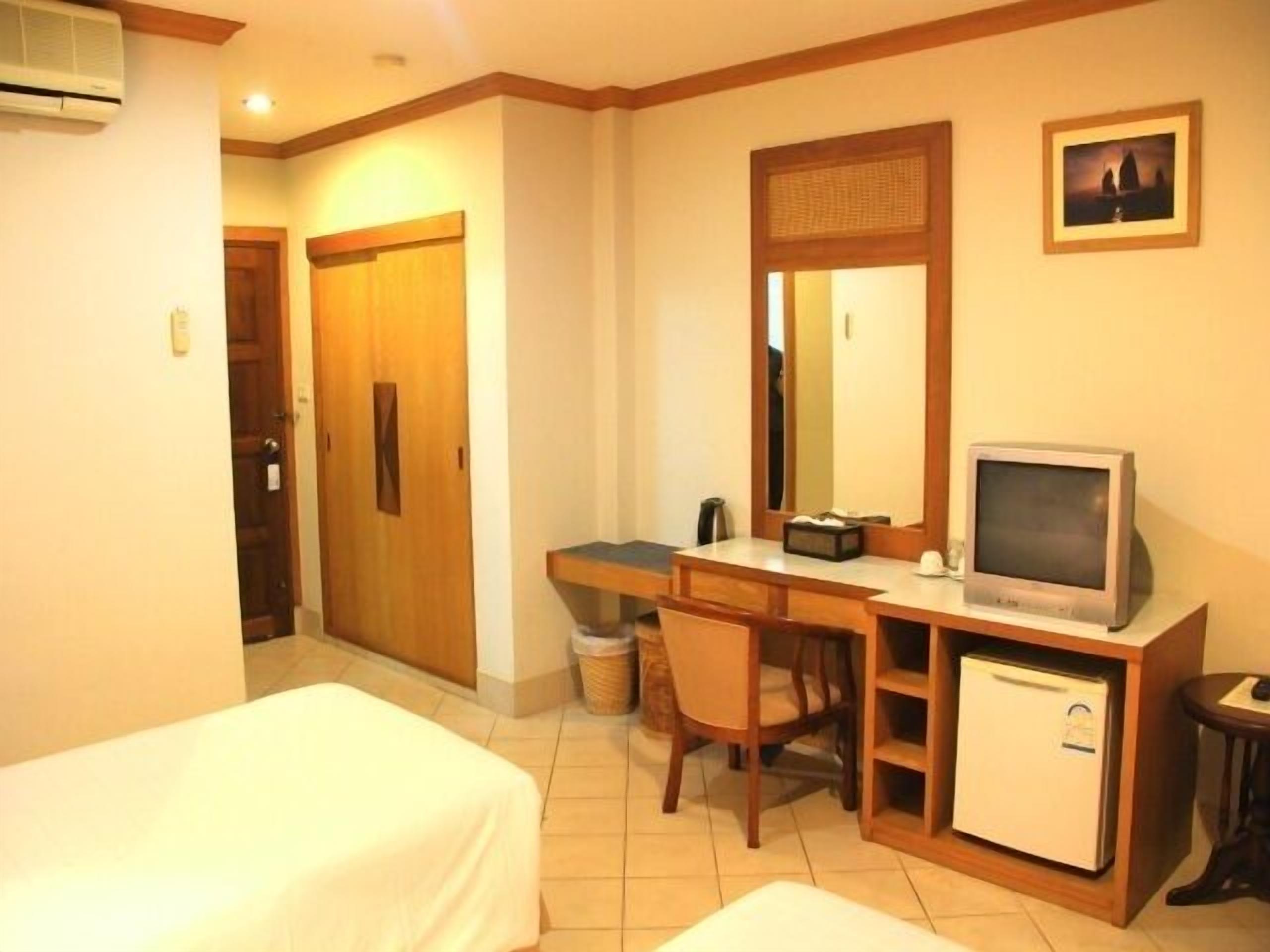 Minibar, in-room safe, cribs/infant beds, rollaway beds (surcharge)
