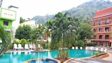 Hồ bơi trong nhà, 2 hồ bơi ngoài trời, dù/ô trên bãi biển/hồ bơi