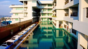 Una piscina cubierta, 2 piscinas al aire libre, sombrillas