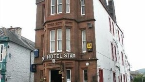 Un bâtiment sur lequel on peut lire l’inscription « HÔTEL STAR ».