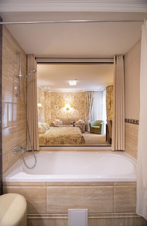 Signature Room, 1 Queen Bed with Sofa bed, Courtyard View | Bathroom - Swiss Hotel (Lviv)