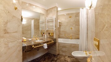 Royal Süit | Banyo | Lüks banyo/kozmetik ürünleri, saç kurutma makinesi, bornoz, terlik