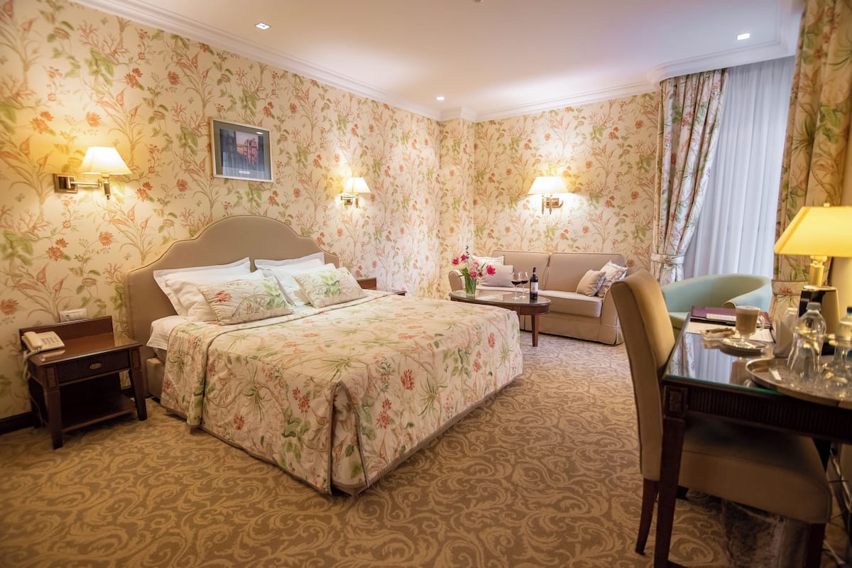 Down duvets, minibar, in-room safe, soundproofing