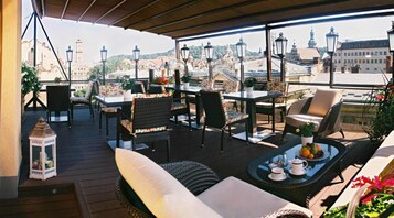 Kahvaltı, öğle yemeği, akşam yemeği ve brunch sunulur