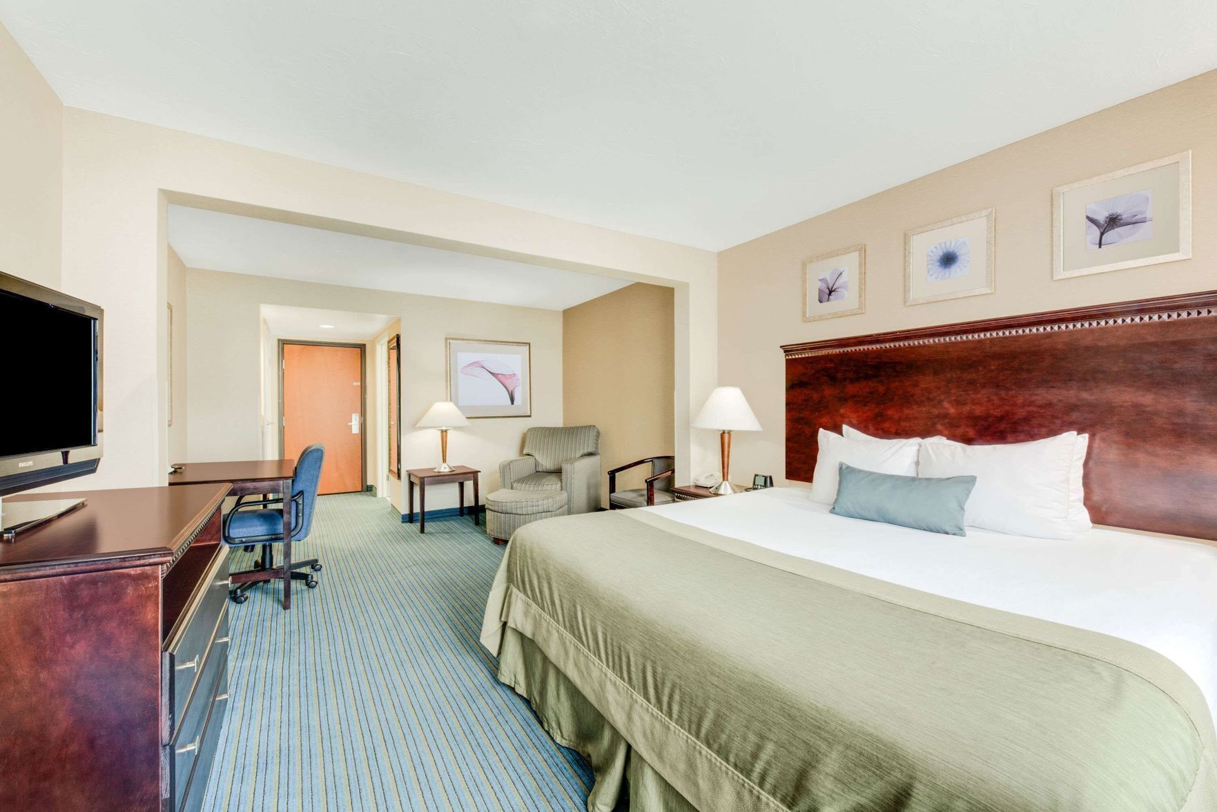 Premium bedding, in-room safe, desk, blackout drapes