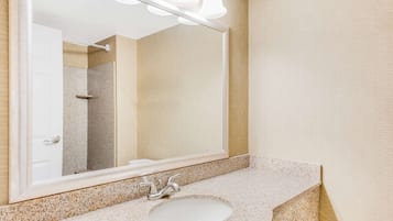 Een bad/douchecombinatie, designer toiletartikelen, een haardroger