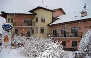 Front of property - Hotel Goldenhof (Ora)