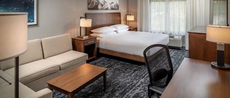 1 kamar tidur, brankas, meja kerja, dan tirai kedap cahaya