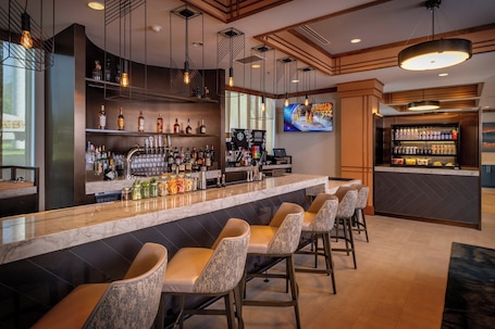 Bar (na propriedade). Delta Hotels by Marriott Huntington Mall