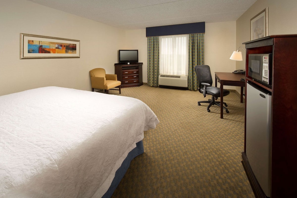 Hypo-allergenic bedding, in-room safe, desk, laptop workspace