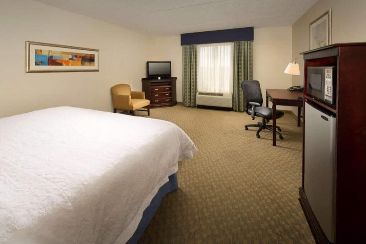 Hypo-allergenic bedding, in-room safe, desk, laptop workspace